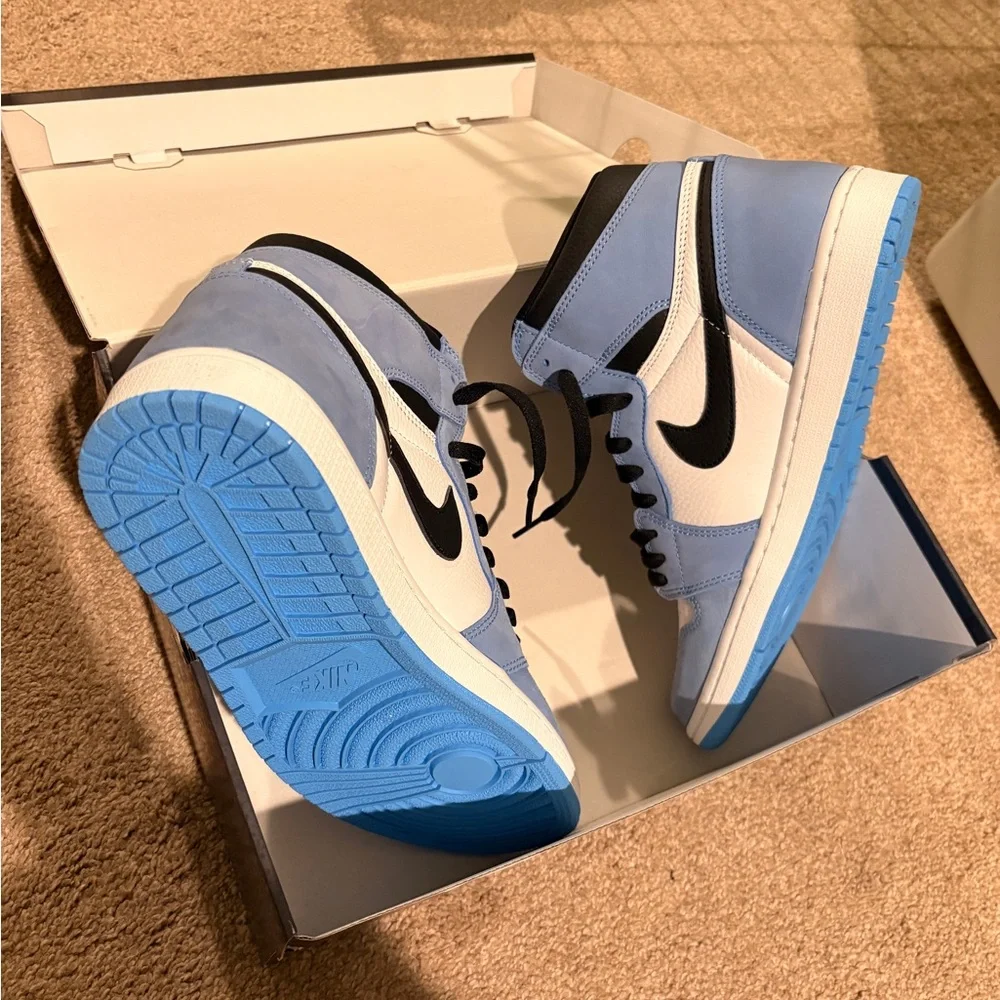 Air Jordan 1 Retro High Men's 10.5 - University Blue - Picture 4 of 10